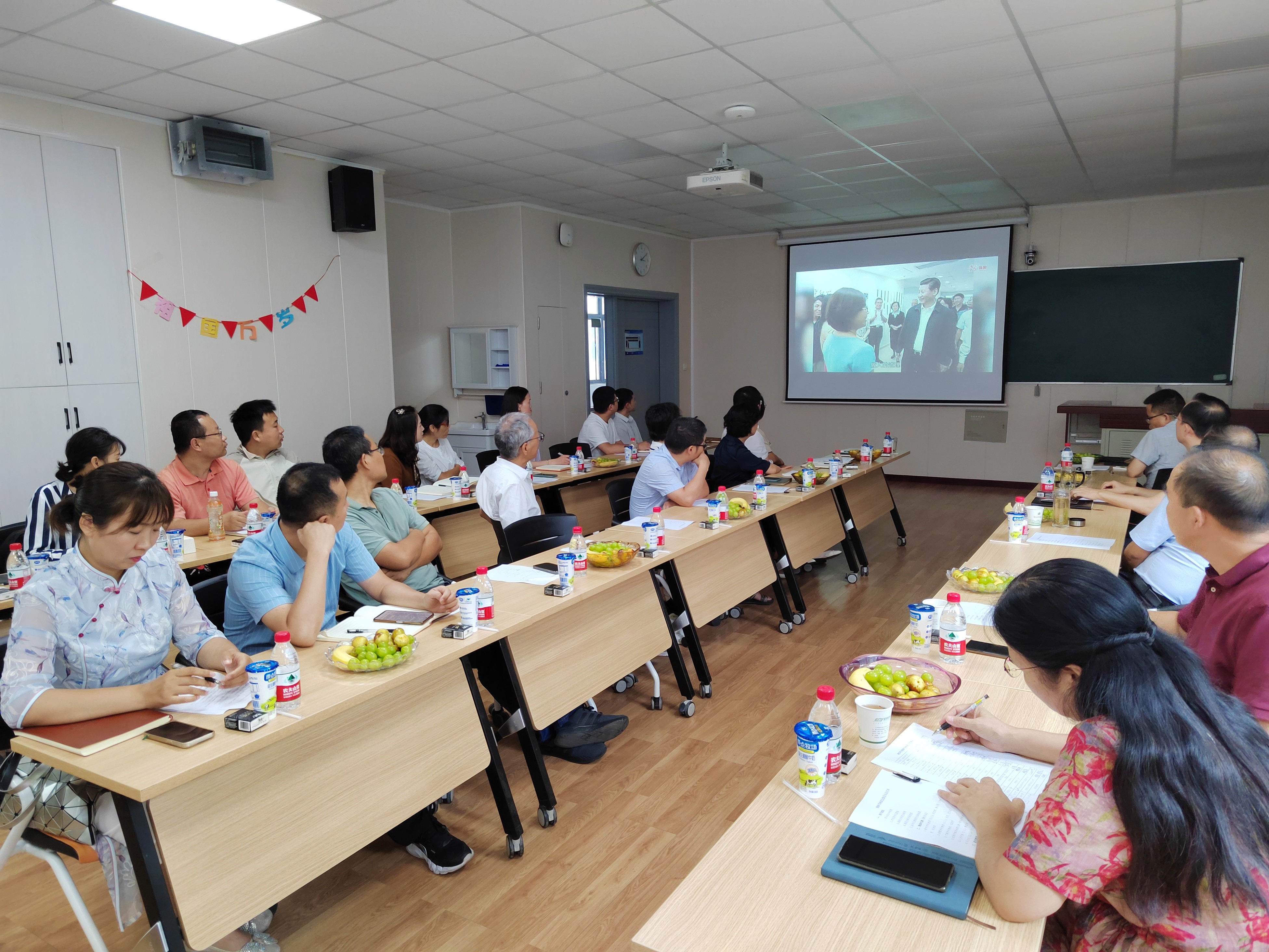 举办庆祝教师节暨青年人才成长专题座谈会