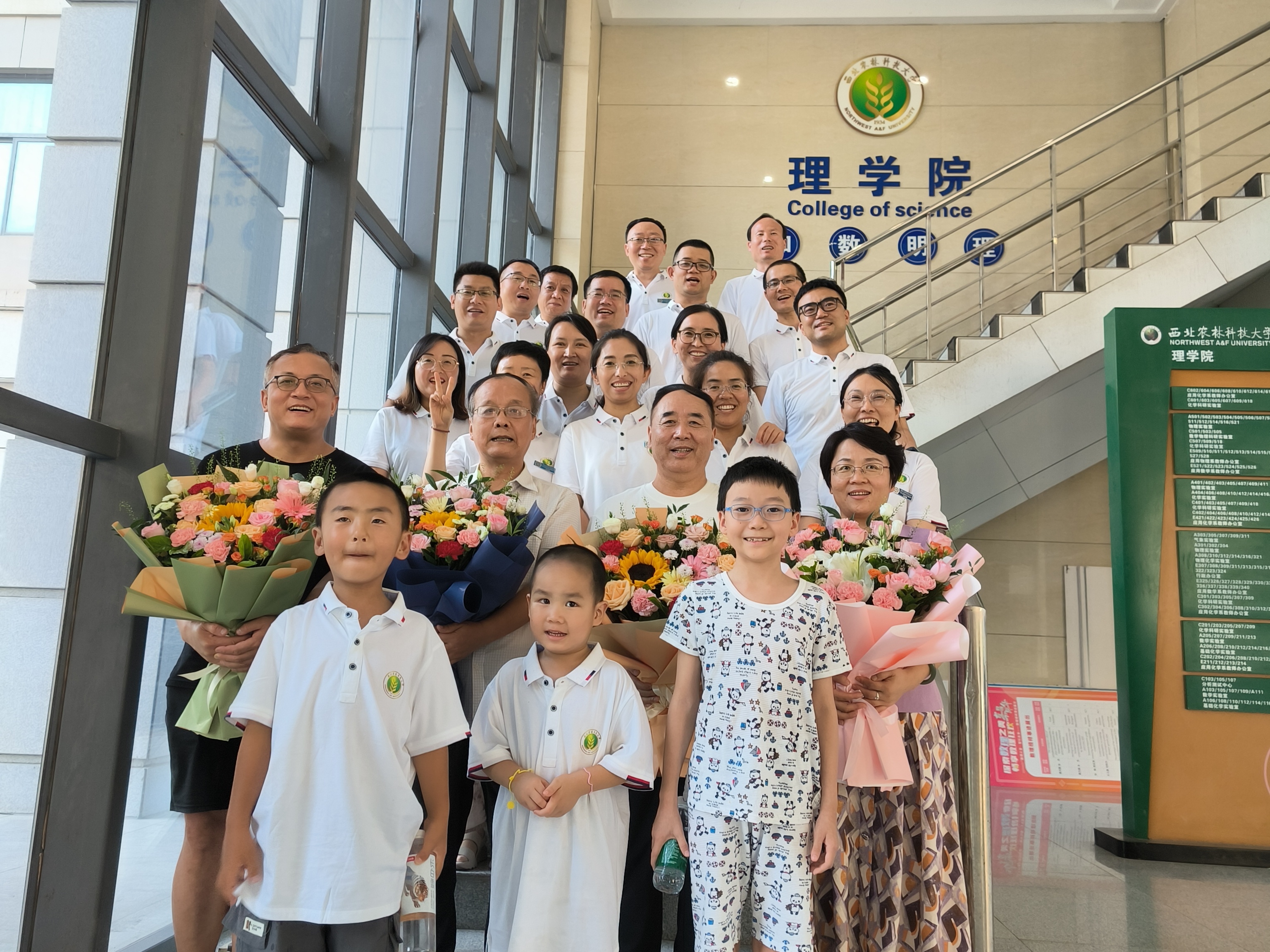 全体参会师生亲切合影留念.jpg