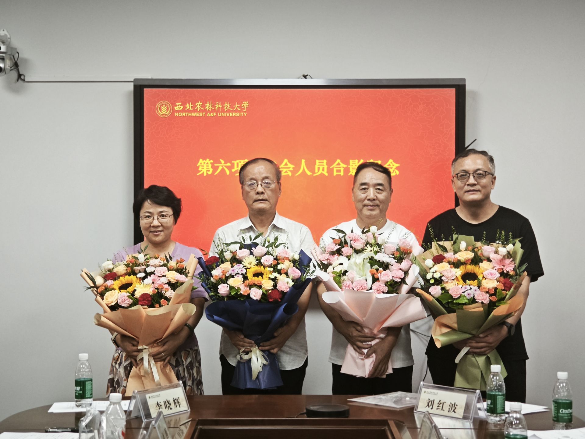 校友为恩师赠花.jpg